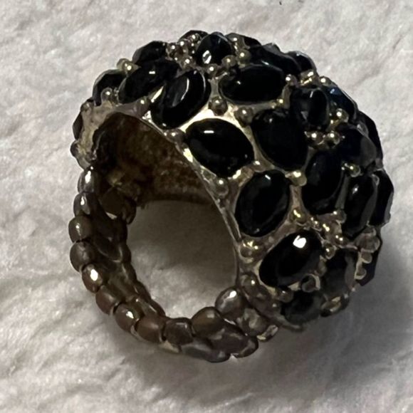 VINTAGE Black Glass Stone Large Dome Shape Gold Tone Stretch Band Statement Ring - Picture 2 of 9